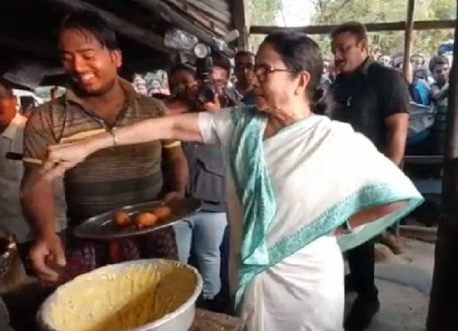 ममता बनर्जी ने लोगों को अंडा चॉप बनाकर खिलाया