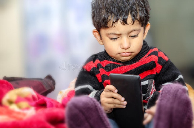 बच्चों को मोबाइल देकर बहलाना अच्छी बात नहीं