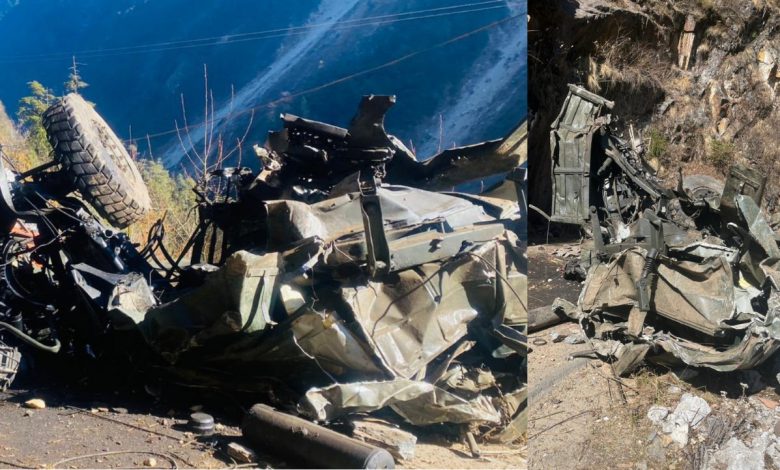 भारत-चीन सीमा के पास सिक्किम में सेना का ट्रक पहाड़ से टकराया