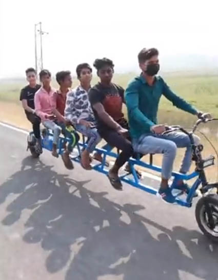 जुगाड़ टेक्नोलॉजी से छह लोगों के चलने लायक बाईक
