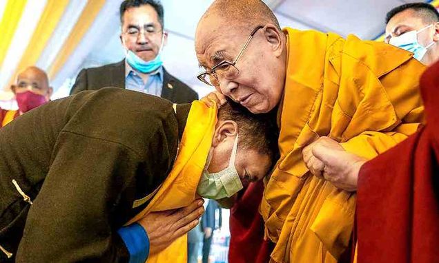 बौद्ध धर्मगुरु दलाई लामा ने खांडू को दिया आशीर्वाद