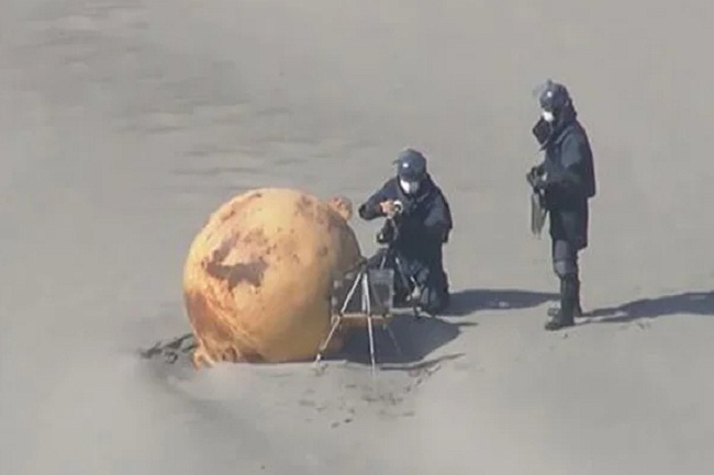 जापान के समुद्री तट पर विशाल लोहे का गोला आया