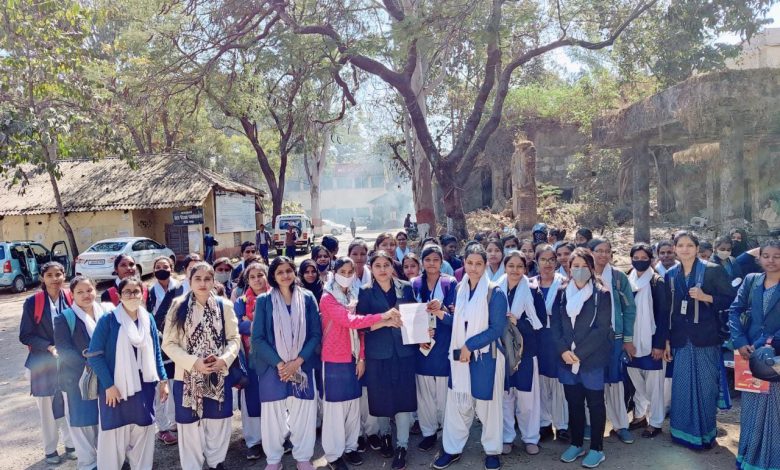 बीएड की छात्राओँ ने शिक्षा अधीक्षक के पास शिकायत दर्ज किया