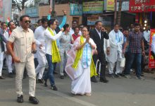 मेगा पदयात्रा में ममता बनर्जी मे लोगों से जनसंपर्क किया