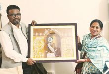 मनरेसा हाउस में डॉ अंजु कुमारी साहू ने भेंट की पेंटिंग