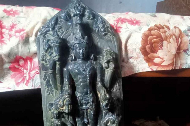 अजय नदी के अंदर से निकली प्राचीन और दुर्लभ विष्णु प्रतिमा