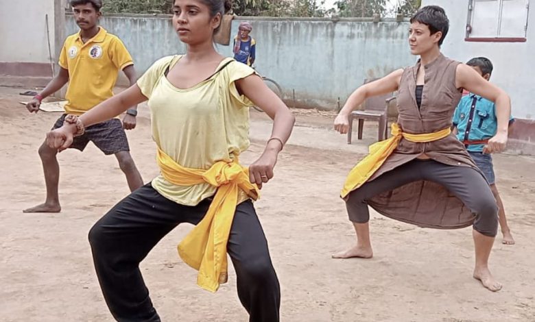 निमडीह के जामडीह गांव में विदेशी सीख रहे हैं छौ नृत्य