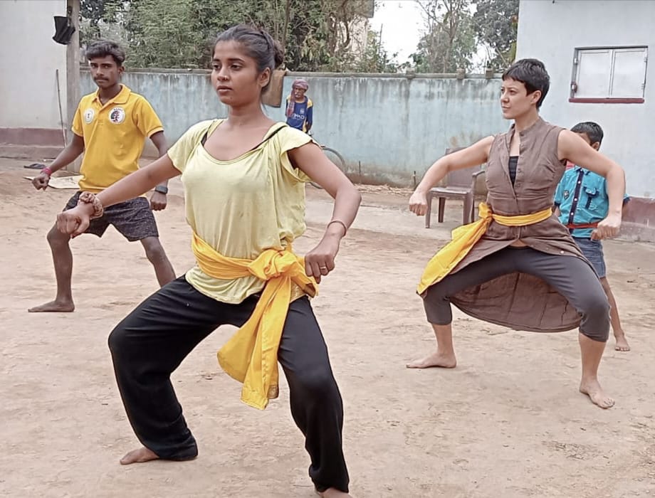 निमडीह के जामडीह गांव में विदेशी सीख रहे हैं छौ नृत्य