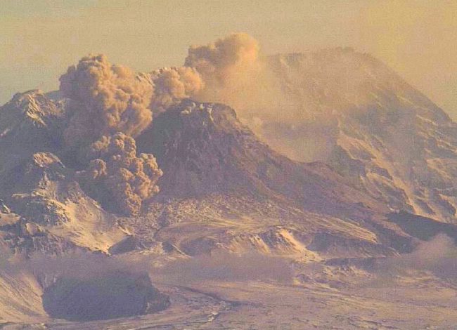 रूस के सुदूर पूर्व में ज्वालामुखी फटा राख हवा में 20 किलोमीटर तक ऊंची