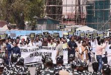 संसद परिसर में विपक्षी दलों का तिरंगा मार्च