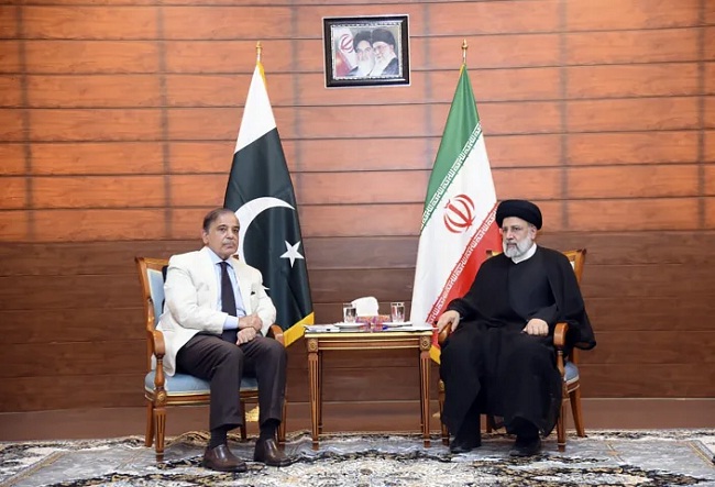 दस साल बाद एक साथ बैठे पाकिस्तान और ईरान के शीर्ष नेता