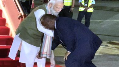 पापुआ न्यू गिनी के प्रधानमंत्री ने नरेंद्र मोदी के पैर छूए, देखें वीडियो
