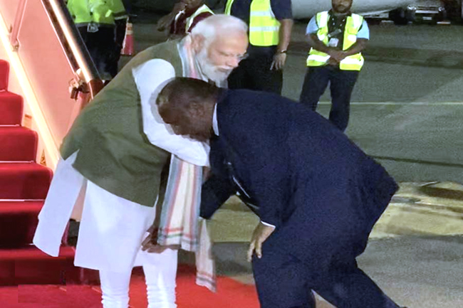पापुआ न्यू गिनी के प्रधानमंत्री ने नरेंद्र मोदी के पैर छूए, देखें वीडियो