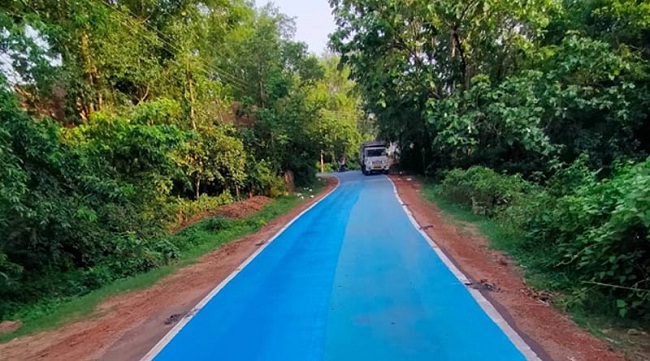 कबाड़ प्लास्टिक ने बनी नीले रंग की सड़क