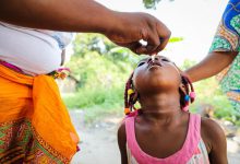 पोलियो के लिए दो मौखिक टीकों का आविष्कार