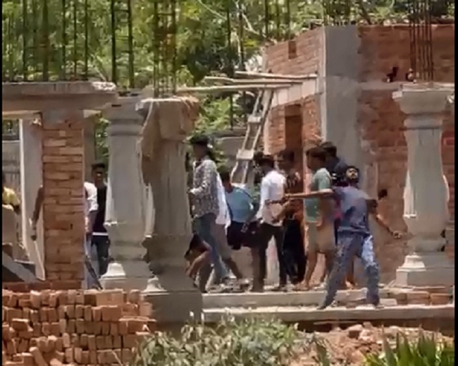 प्रशासन और ग्रामीणों के बीच हिंसक झड़प, देखें वीडियो