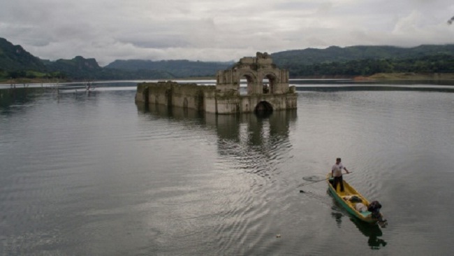 सोलहवीं सदी का डूबा चर्च अब पानी के ऊपर आया देखें वीडियो