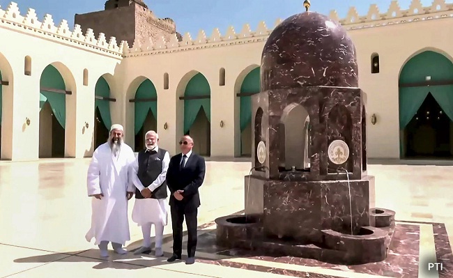 ऐतिहासिक अल हकीम मस्जिद का दौरा किया पीएम ने