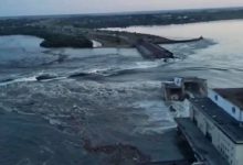 निप्रो नदी पर बना बांध टूटा तो शहर में बाढ़, देखें वीडियो