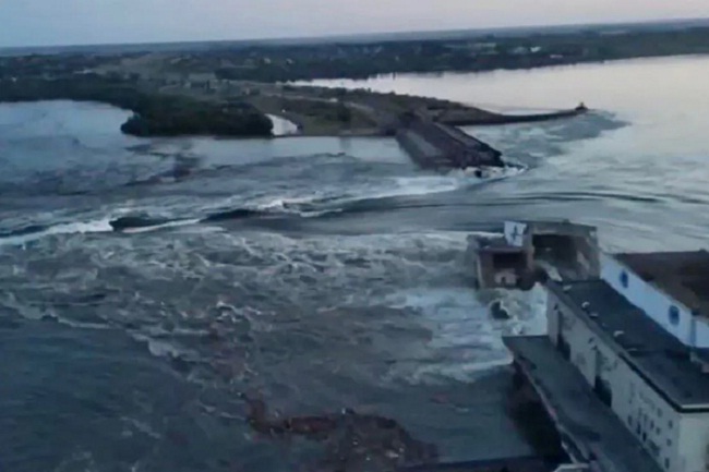 निप्रो नदी पर बना बांध टूटा तो शहर में बाढ़, देखें वीडियो