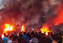 महिलाओं की भीड़ ने 20 घरों और स्कूलों में आग लगा दी