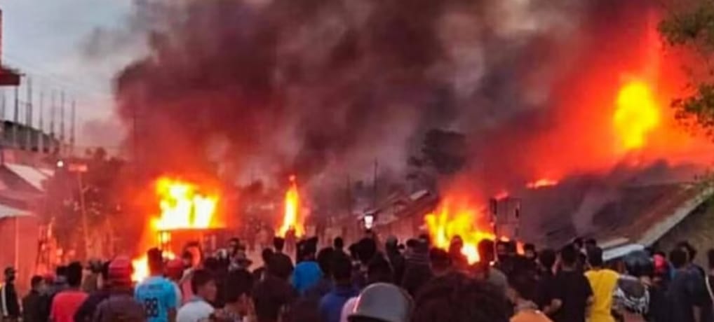 महिलाओं की भीड़ ने 20 घरों और स्कूलों में आग लगा दी