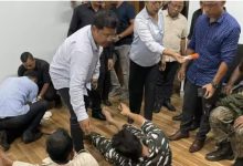मुख्यमंत्री कार्यालय पर भीड़ ने किया हमला, 5 सुरक्षाकर्मी घायल
