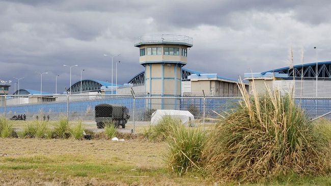 सुरक्षाकर्मियों को बंधक बनाया जेल में बंद कैदियों ने