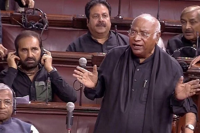 काला पोशक पहन संसद में मणिपुर की मांग उठायी