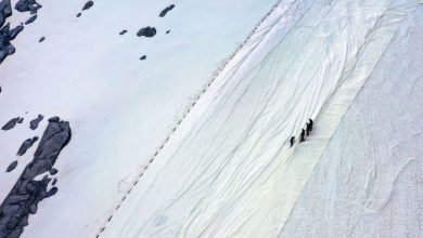 ग्लेशियर को कंबल से ढक रहे हैं चीन के पर्यावरण वैज्ञानिक
