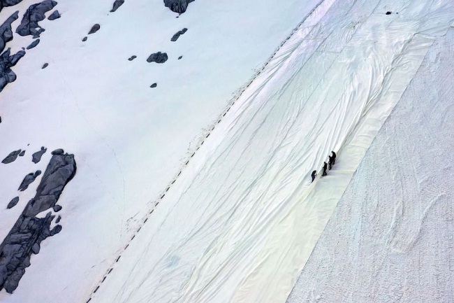 ग्लेशियर को कंबल से ढक रहे हैं चीन के पर्यावरण वैज्ञानिक