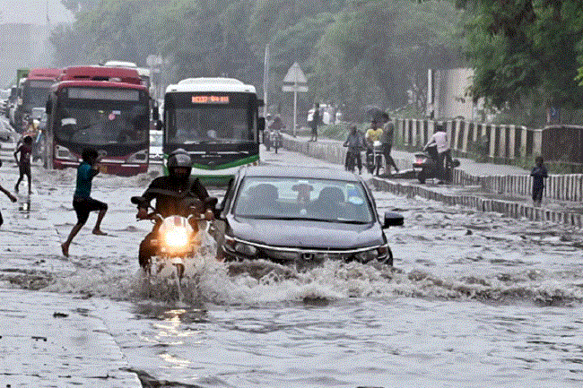 दिल्ली में बारिश का बीस साल का रिकार्ड टूटा