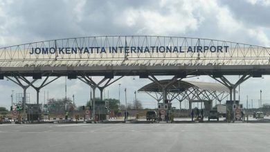 केन्या में बिजली कटौती से हवाई अड्डे पर पर्यटक फंसे