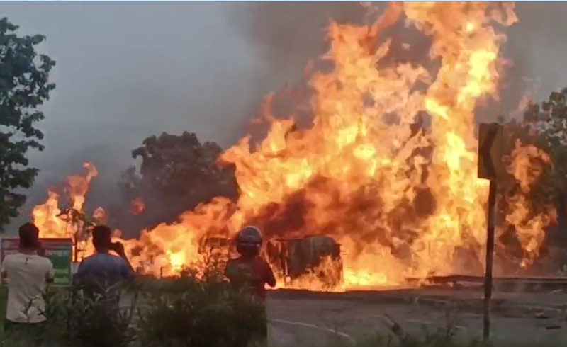 गाड़ी में आग लगने से चालक जलकर हो गया राख