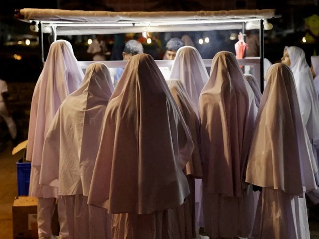 फ्रांस के स्कूलों में मुस्लिम पोशाक पर पाबंदी लगेगी
