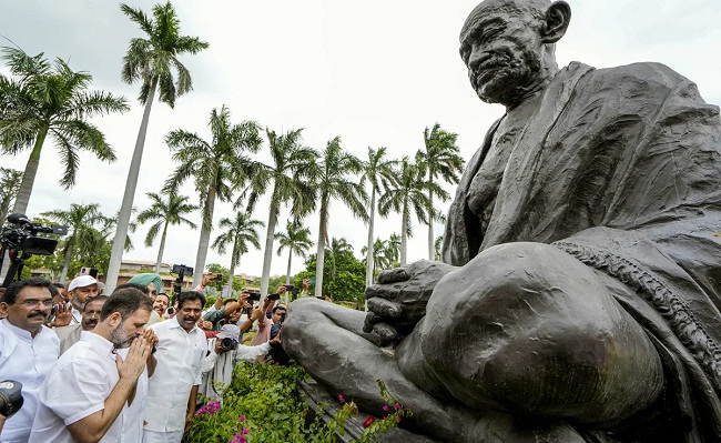 चार महीने के अंतराल के बाद संसद में लौटे राहुल गांधी