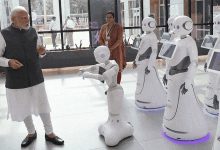 वाइब्रेंट गुजरात में रोबोटों ने स्वागत किया मोदी का