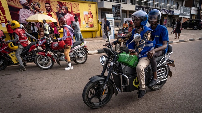 अफ्रीका में प्रदूषण कम करने की पहल में बैटरी चालित बाइक
