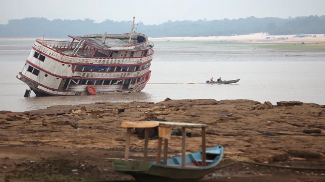 अमेजन की नदियों में जहां तहां फंसे हैं नाव