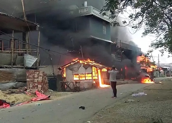 इंफाल में प्रदर्शनकारियों ने दो घरों में लगाई आग