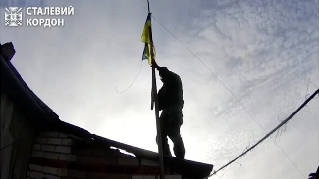 टोपोली गांव पर कब्जा कर झंडा फहराया यूक्रेन ने