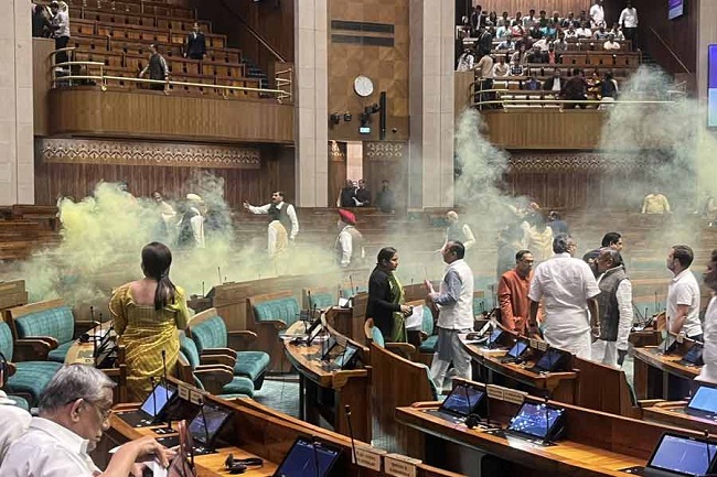 संसद हमले की बरसी के दिन फिर से आतंक का माहौल