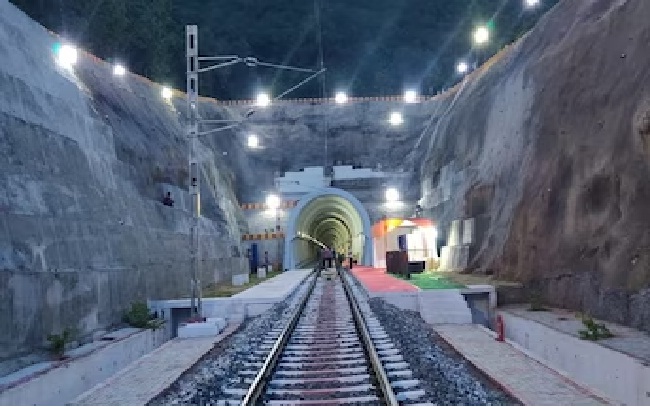 कटरा और रियासी स्टेशनों के बीच 3.2 किमी लंबी सुरंग तैयार