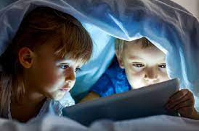 बच्चों की नींद छीन रहा है इंटरैक्टिव स्क्रीन