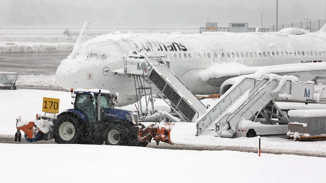 भारी बर्फबारी के कारण जर्मनी में सात सौ उड़ानें रद्द
