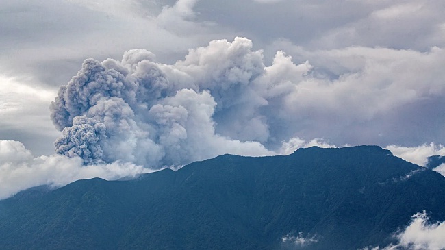मारापी ज्वालामुखी फूटने से शहर राख से ढक गए