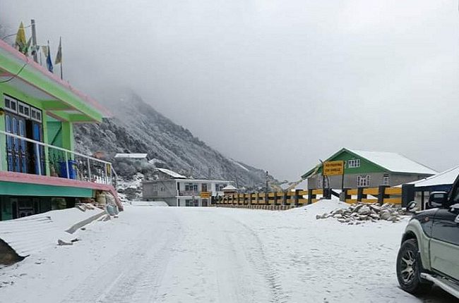 सिक्किम के इलाके में भारी बर्फवारी पर्यटक प्रसन्न