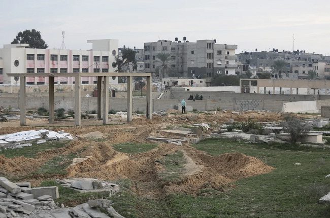 हमास की तलाश में कब्रिस्तानों को खोदा है