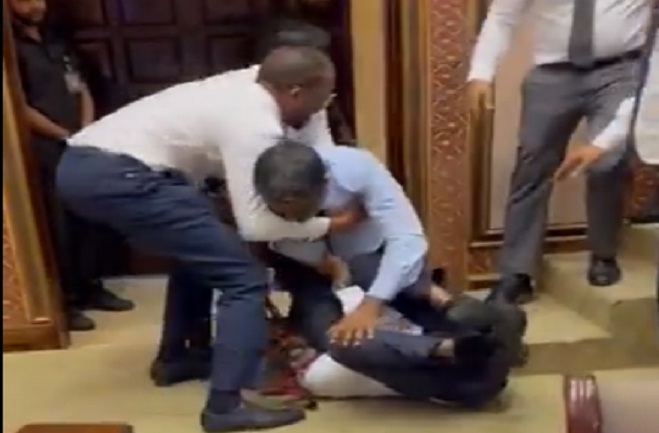 मालदीव की संसद में शासक और विपक्षी सांसदों के बीच हाथापायी