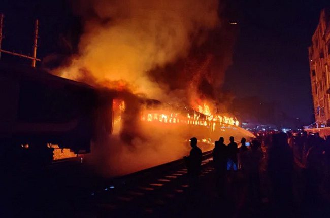 ट्रेन में आग लगने से चार लोगों की मौत